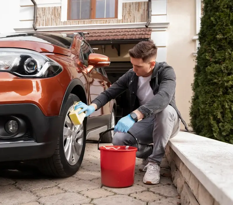 Lavage auto à domicile Mérens-les-Vals : professionnel intervenant sur un véhicule